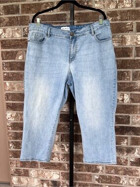 Lane Bryant mid-rise distressed Capri - SIZE 18P